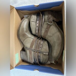Jellypop Boots-Womens-Size:8.5M-Taupe Distress-Strappy-Buckle-Faux Leather